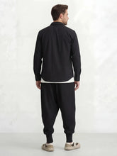 Jogging japonais homme Kage noir vu de dos, coupe ample et confortable avec finition resserrée aux chevilles
