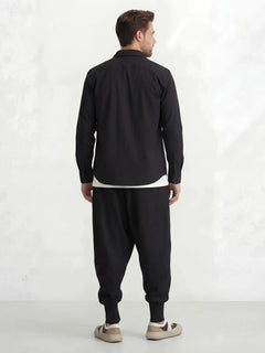 Jogging japonais homme Kage noir vu de dos, coupe ample et confortable avec finition resserrée aux chevilles
