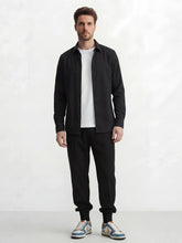 Jogging japonais homme Kage noir porté avec t-shirt blanc et chemise noire, coupe confortable et style urbain minimaliste