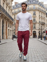 Jogging japonais homme Kage porté avec t-shirt blanc dans une rue parisienne, coupe confortable et style urbain