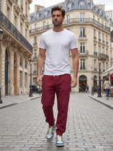 Jogging japonais homme Kage porté avec t-shirt blanc dans une rue parisienne, coupe confortable et style urbain