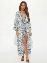 Kimono long bohème bleu et blanc pour femme, motif floral japonais, coupe fluide avec ceinture, idéal plage et été – Hana Azur