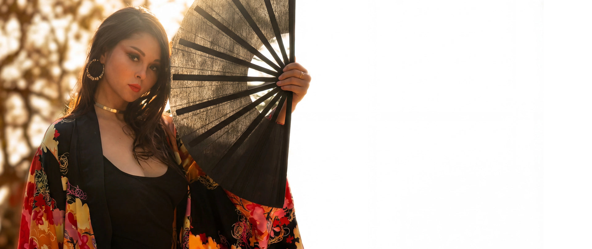 Femme élégante portant un kimono japonais traditionnel en soie dans un décor zen - Kimono Nation