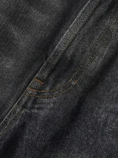 Détail de la matière du pantalon baggy homme Kuro Classic noir, denim texturé avec effet légèrement usé et coutures visibles, mettant en valeur la qualité du tissu et les finitions.