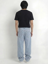 Pantalon baggy streetwear japonais Tokyo Blue pour homme, vue de dos, coupe ample style urbain japonais, denim bleu clair