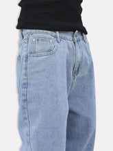 Détail de la poche avant du pantalon baggy streetwear japonais Tokyo Blue pour homme, denim bleu clair, couture et texture du tissu