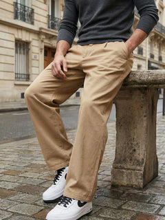 Pantalon casual japonais beige pour homme, coupe large fluide au style minimaliste, porté dans un décor urbain