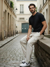 Pantalon japonais cargo homme beige coupe droite porté en tenue urbaine