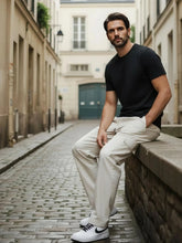 Pantalon japonais cargo homme beige coupe droite porté en tenue urbaine