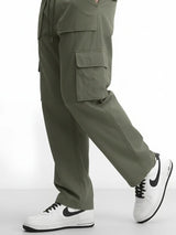 Pantalon casual japonais cargo pour homme vu de profil, coloris vert kaki, coupe droite et fluide, poches cargo latérales structurées, style minimaliste inspiré du Japon, esthétique urbaine moderne.