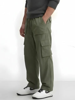 Pantalon casual japonais cargo pour homme vu de trois-quarts, coloris vert kaki, coupe ample et fluide, poches cargo latérales superposées, style minimaliste inspiré du Japon, silhouette urbaine contemporaine.