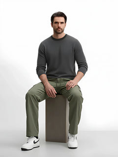 Pantalon casual japonais cargo pour homme vu de profil, coupe droite et fluide, poches cargo discrètes, style minimaliste inspiré du Japon, silhouette moderne et urbaine.