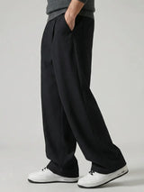 Détail du pantalon casual japonais noir pour homme, coupe large fluide avec tombé élégant sur les jambes