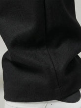 Zoom sur la matière du pantalon casual japonais noir pour homme, tissu fluide avec tombé naturel et finition soignée