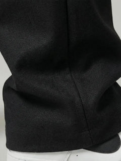 Zoom sur la matière du pantalon casual japonais noir pour homme, tissu fluide avec tombé naturel et finition soignée