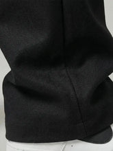 Zoom sur la matière du pantalon casual japonais noir pour homme, tissu fluide avec tombé naturel et finition soignée