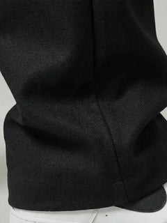 Zoom sur la matière du pantalon casual japonais noir pour homme, tissu fluide avec tombé naturel et finition soignée