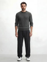 Pantalon casual japonais Seiran pour homme, coupe ample élégante, noir, porté avec baskets blanches