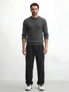 Pantalon casual japonais Seiran pour homme, coupe ample élégante, noir, porté avec baskets blanches