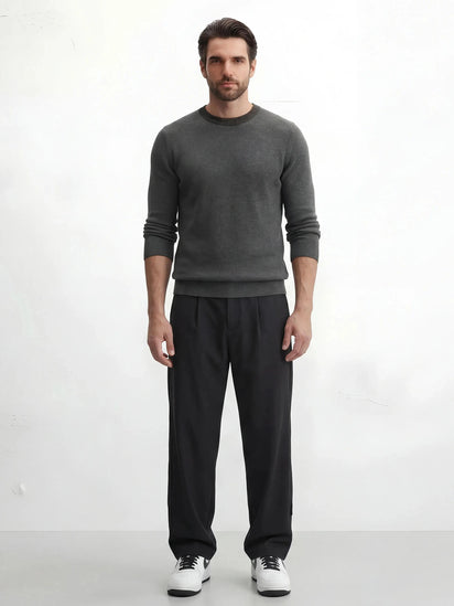 Pantalon casual japonais Seiran pour homme, coupe ample élégante, noir, porté avec baskets blanches