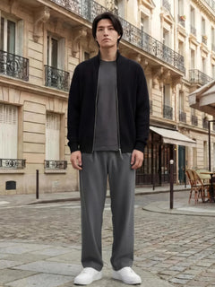 Pantalon droit japonais gris foncé pour homme, coupe ample et fluide, porté en tenue urbaine élégante dans une rue parisienne