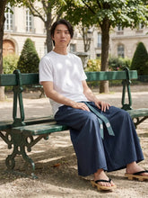 Pantalon hakama homme Kōsei bleu marine porté en extérieur, pantalon japonais large et fluide avec ceinture assortie, style minimaliste inspiré du Japon.