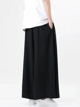 Pantalon hakama japonais noir Satori, coupe large fluide, style traditionnel revisité, porté avec t-shirt blanc