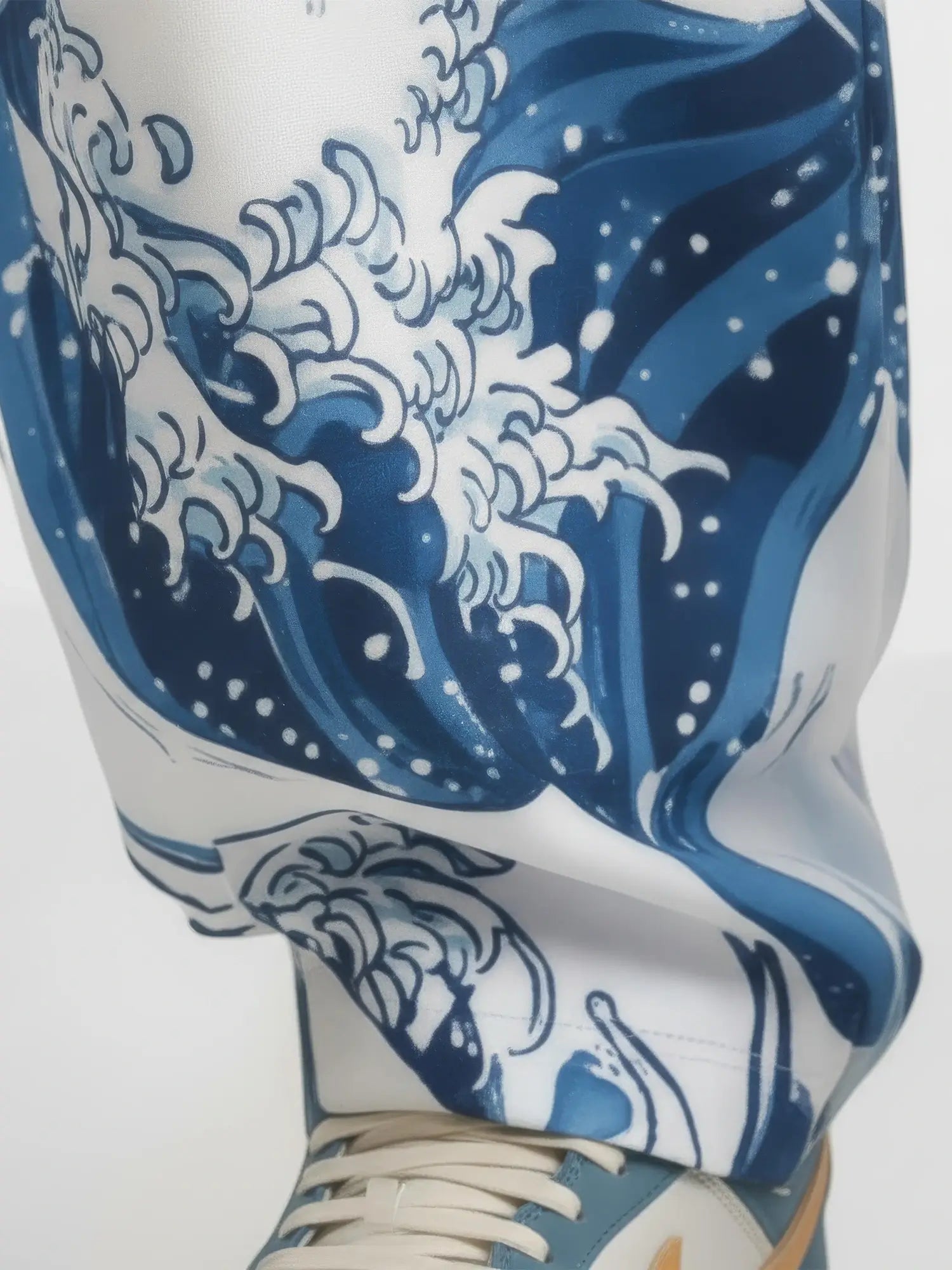 Gros plan du motif vague japonaise sur le pantalon harem Koiwave, impression détaillée style japonais