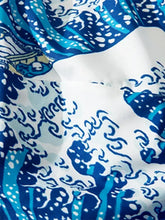 Détail du tissu du pantalon harem japonais Koiwave avec motif vague bleue, impression textile japonaise