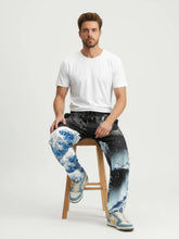 Pantalon harem japonais Koiwave à motif vague porté par un homme assis, style streetwear japonais moderne