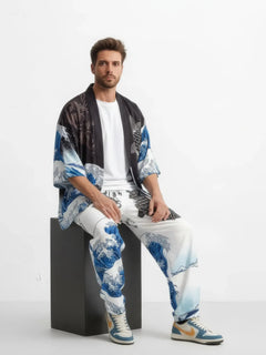Pantalon harem japonais à motif vague Koiwave porté par un homme assis, style streetwear japonais moderne