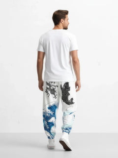 Vue de dos du pantalon harem japonais à motif vague Koiwave porté par un homme, style streetwear japonais moderne