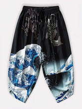 Vue avant du pantalon harem japonais noir Koiwave avec motif vague, carpe et dragon, style streetwear japonais