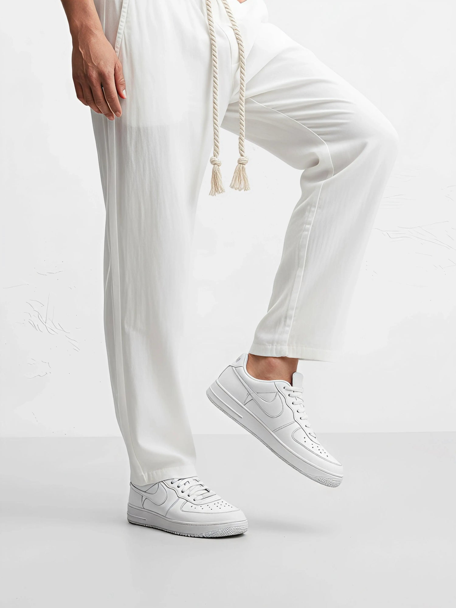Pantalon homme japonais Natsu blanc à coupe fluide, style minimaliste inspiré du Japon, porté en studio