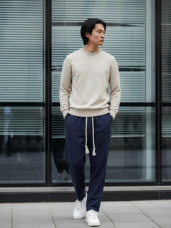 Pantalon homme japonais Natsu bleu marine à coupe fluide, taille ajustable avec cordon, style minimaliste japonais, porté en tenue urbaine