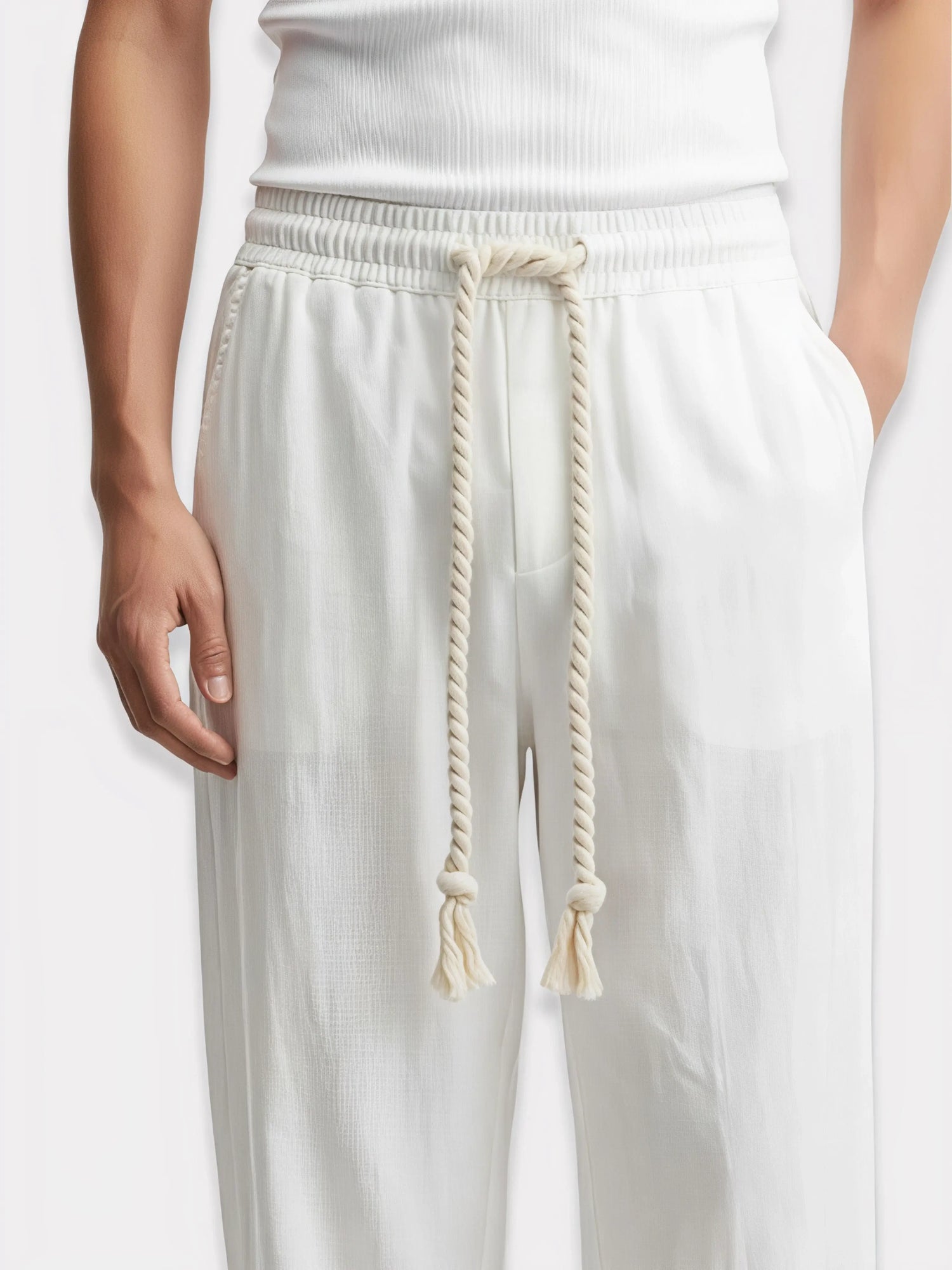 Détail de la taille du pantalon homme japonais Natsu écru, cordon textile ajustable et tissu léger à l’aspect naturel