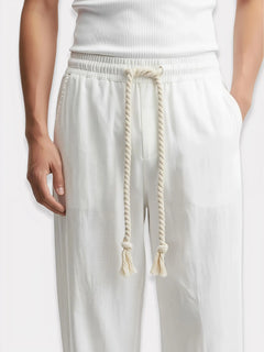 Détail de la taille du pantalon homme japonais Natsu écru, cordon textile ajustable et tissu léger à l’aspect naturel
