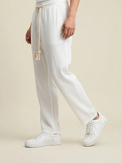 Pantalon homme japonais Natsu écru à coupe fluide, taille élastiquée avec cordon textile, porté de profil en studio