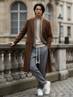 Pantalon homme japonais Natsu gris à coupe fluide, taille ajustable avec cordon, style minimaliste japonais, porté en tenue urbaine élégante