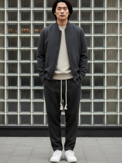 Pantalon homme japonais Natsu noir à coupe fluide, taille ajustable avec cordon, style minimaliste japonais, porté en tenue urbaine moderne