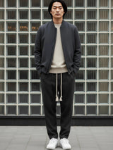 Pantalon homme japonais Natsu noir à coupe fluide, taille ajustable avec cordon, style minimaliste japonais, porté en tenue urbaine moderne