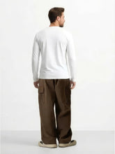 Homme portant un pantalon japonais cargo en coton, vue de dos, coupe large et poches latérales.