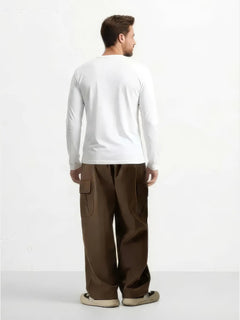 Homme portant un pantalon japonais cargo en coton, vue de dos, coupe large et poches latérales.