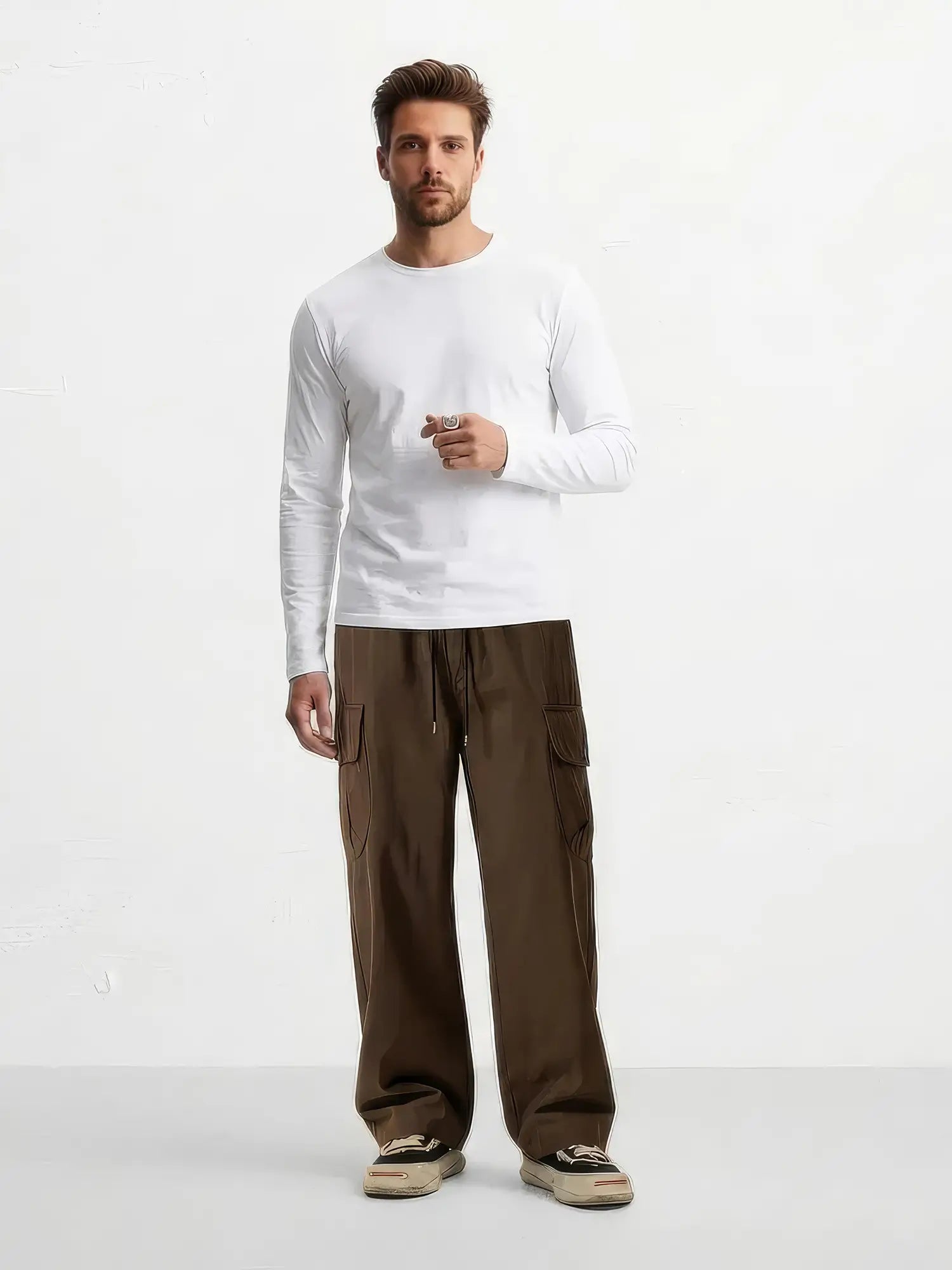 Homme portant un pantalon japonais cargo en coton, vue de face avec coupe ample et poches latérales.