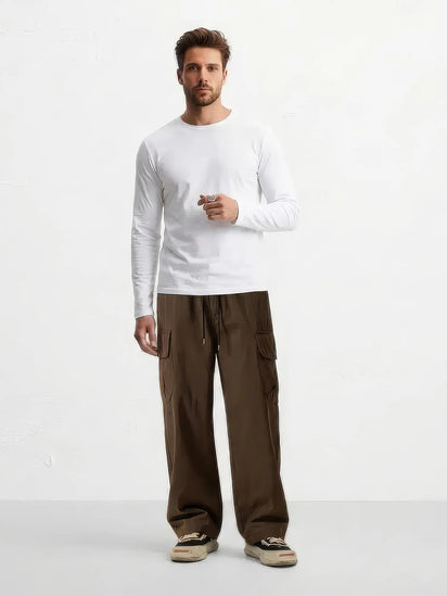 Homme portant un pantalon japonais cargo en coton, vue de face avec coupe ample et poches latérales.