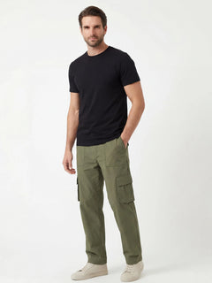 Pantalon japonais cargo homme vert olive Kōrin porté avec t-shirt noir, coupe droite streetwear, poches cargo latérales, style urbain minimaliste