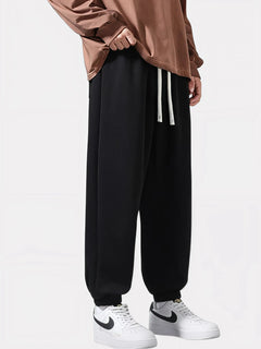 Pantalon Japonais Homme Akira noir porté, coupe ample streetwear inspirée du Japon