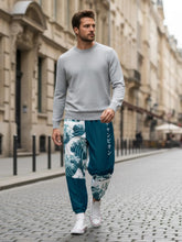 Homme portant le pantalon japonais Élite Vagues dans la rue, motif vague Hokusai et coupe ample moderne.