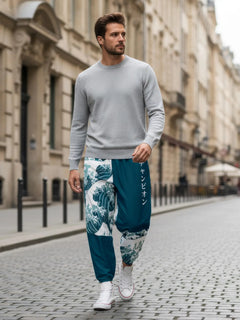 Homme portant le pantalon japonais Élite Vagues dans la rue, motif vague Hokusai et coupe ample moderne.