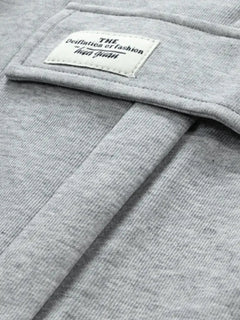 Gros plan sur l’étiquette et la poche cargo du pantalon japonais homme Hikari gris, finition streetwear japonais